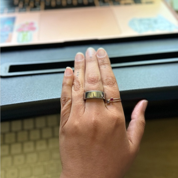 Oura Ring in silver with Charging Dock - Picture 4 of 5